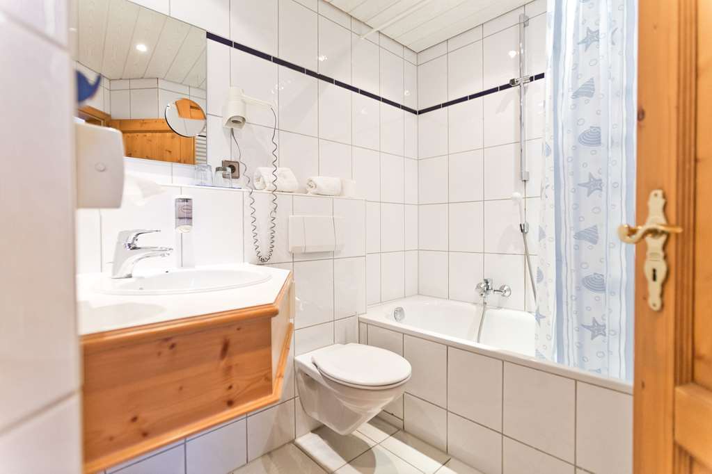 Akzent Hotel Krone Helmstadt Екстериор снимка
