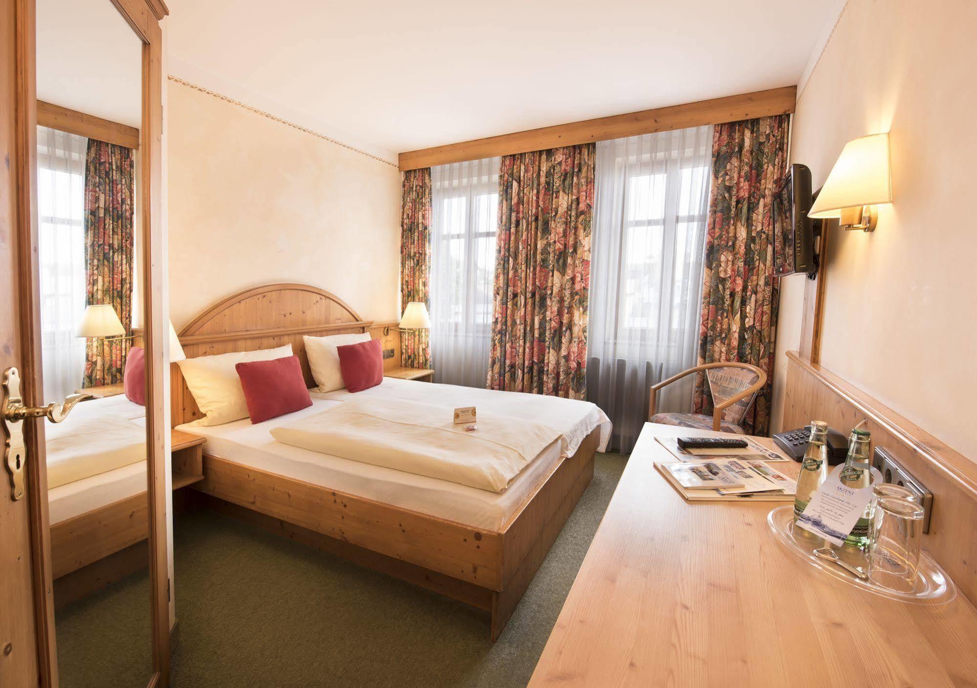 Akzent Hotel Krone Helmstadt Екстериор снимка