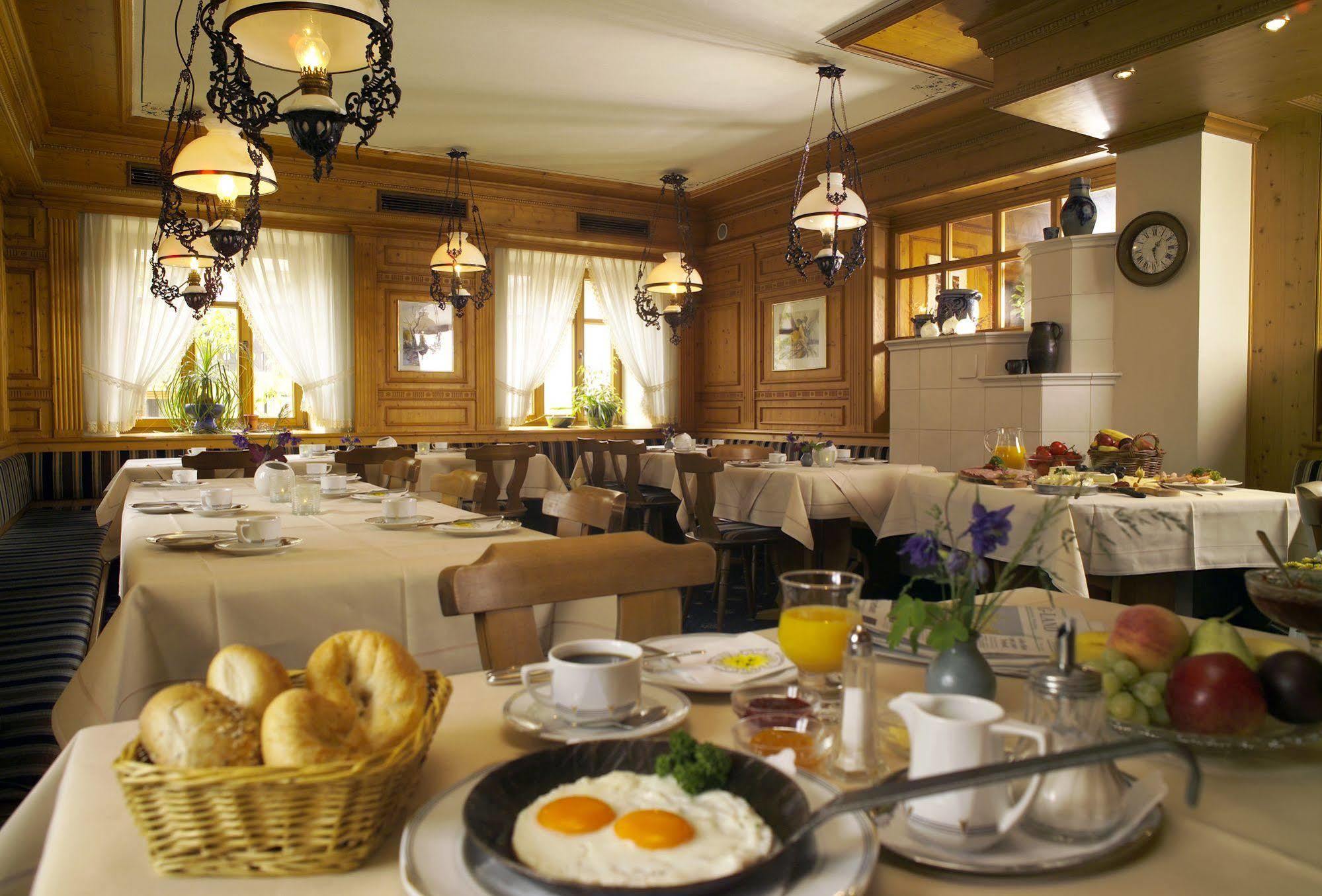 Akzent Hotel Krone Helmstadt Екстериор снимка